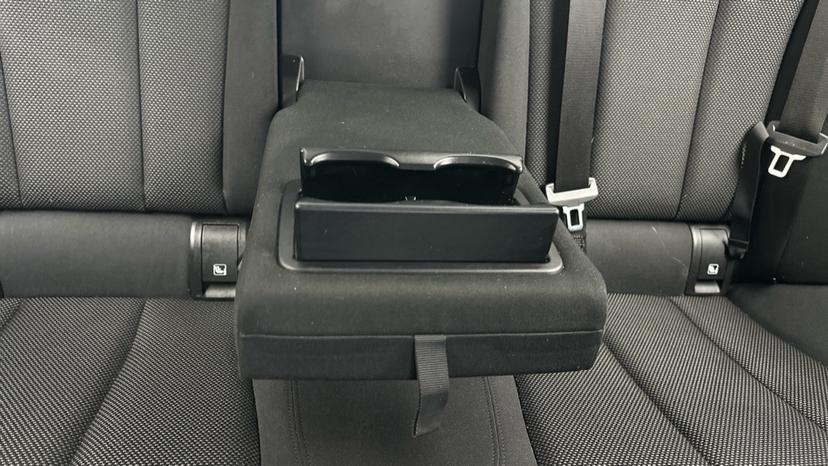 Rear Armrest/ Cup Holder