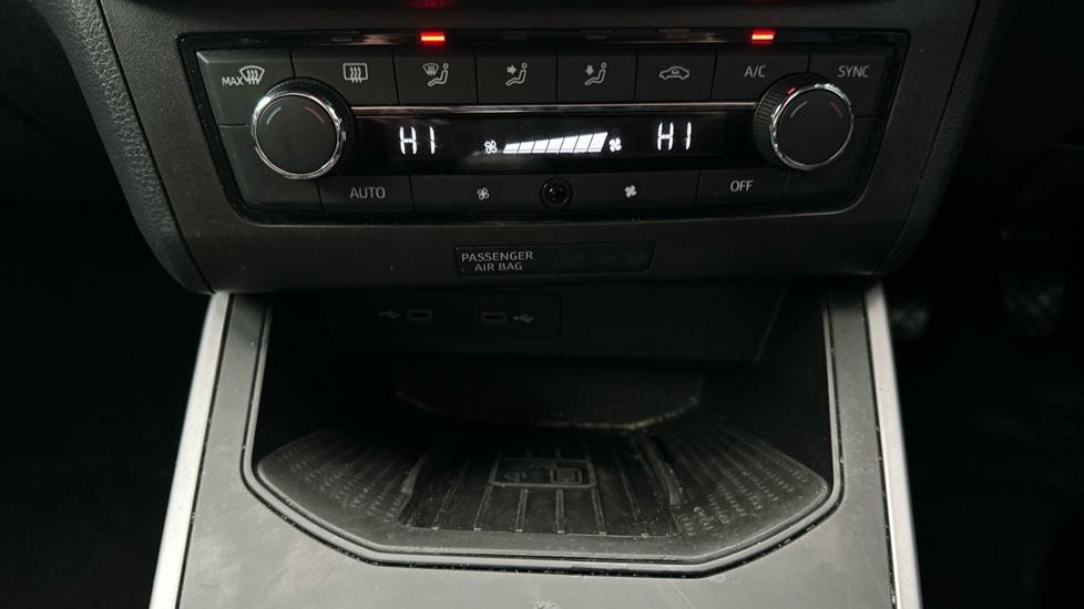 Air Conditioning /Dual Climate Control/Wireless Charger  