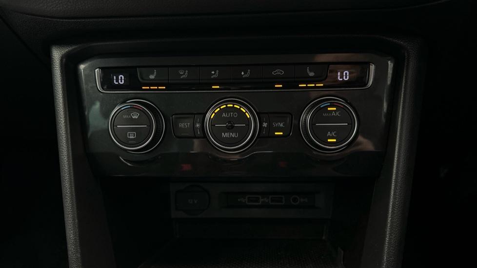 Air Conditioning /Dual Climate Control /Heated Seats 