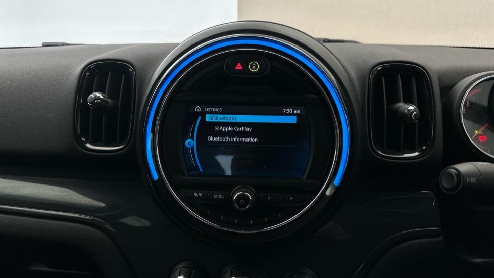 Bluetooth / Apple CarPlay / Android Auto 