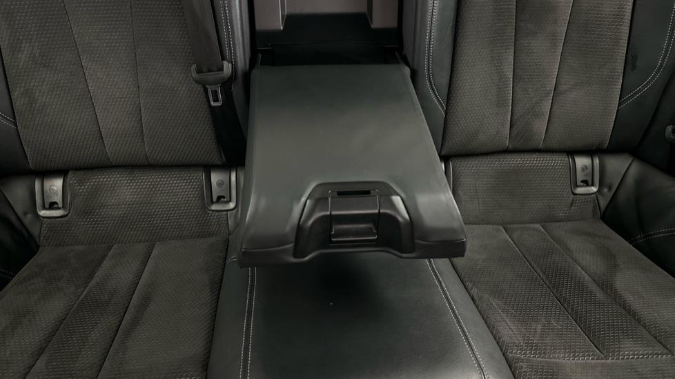 Rear armrest 