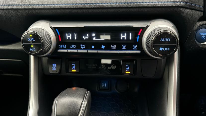 Dual Climate Control  / Air Conditioning  / Heated Seats 