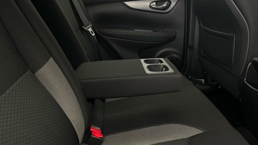 Rear Armrest/ Cup Holder