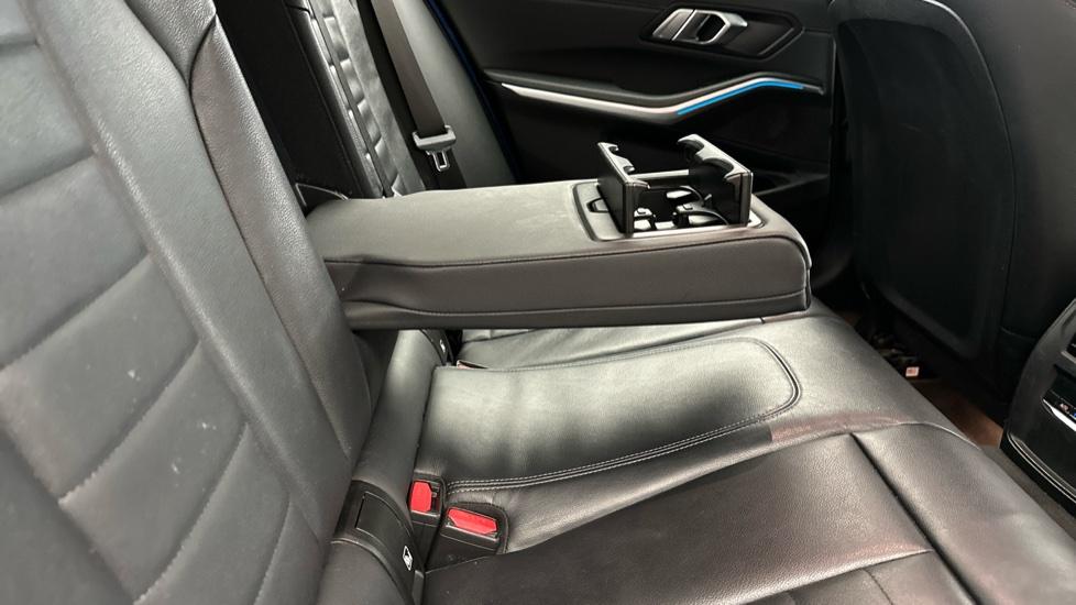 Rear Armrest/ Cup Holder