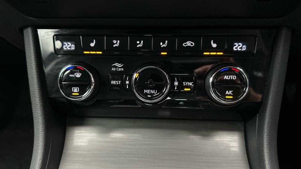 Dual Climate Control  / Air Conditioning  / Heated Seats 