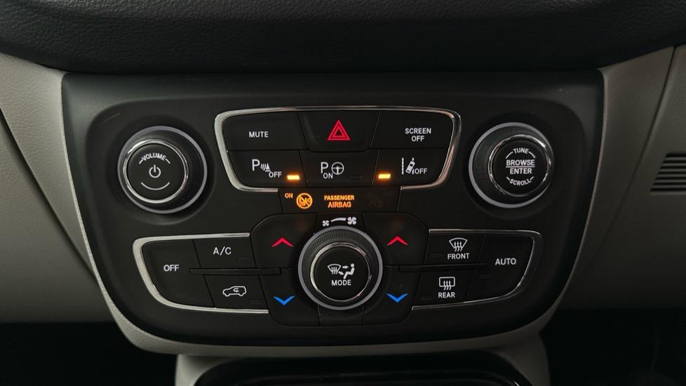 Air Conditioning /Dual Climate Control /Lane Assist /Auto Park 