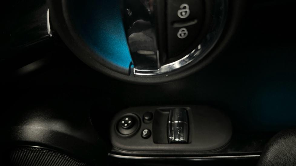 Electric Windows / Wing Mirrors /Ambient Lighting 