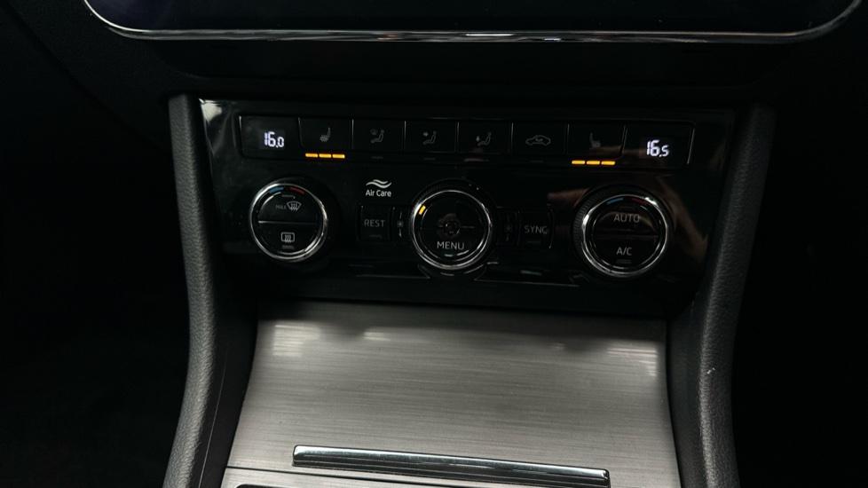 Air Conditioning /Dual Climate Control /Heated Seats 