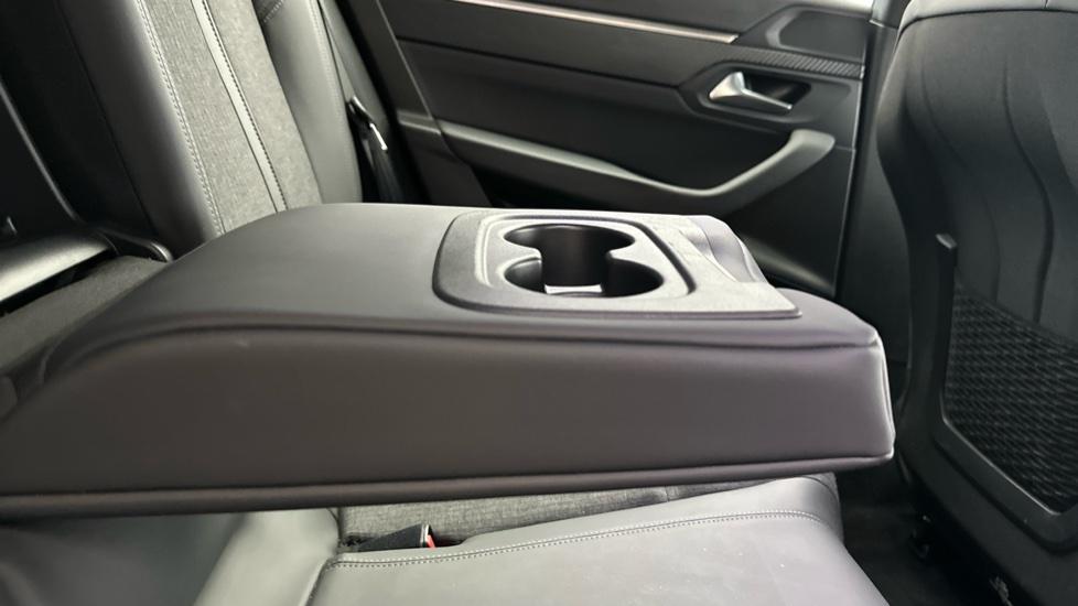 Rear Armrest/ Cup Holder