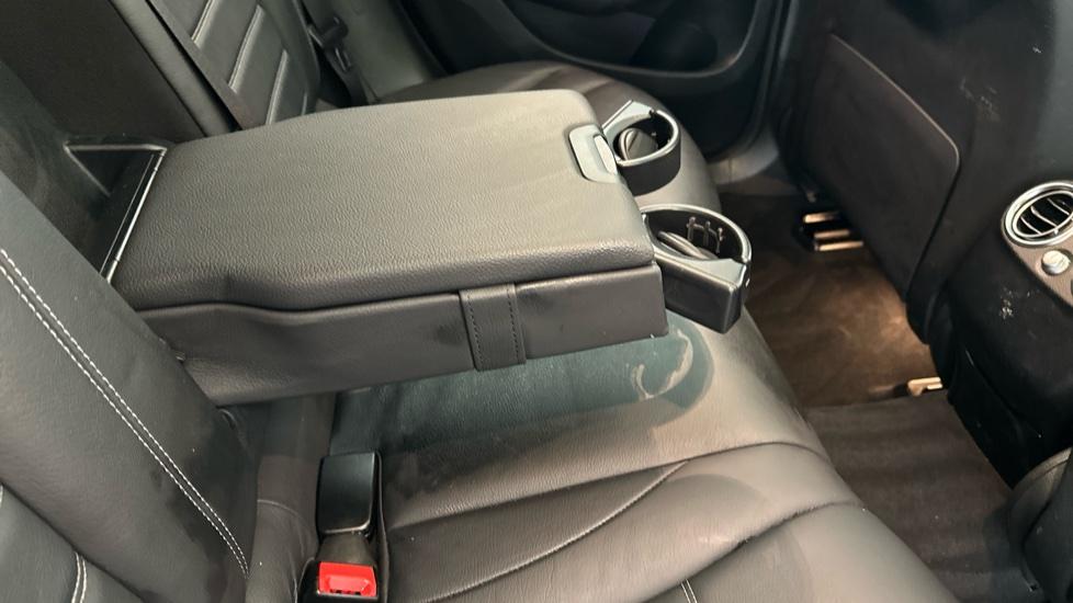 Rear Armrest/ Cup Holder