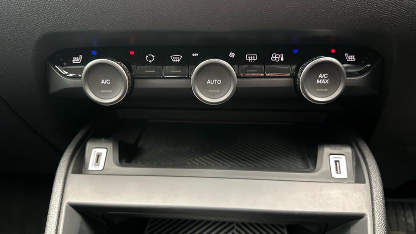 Dual Climate Control / Air Conditioning / Heated Seats 