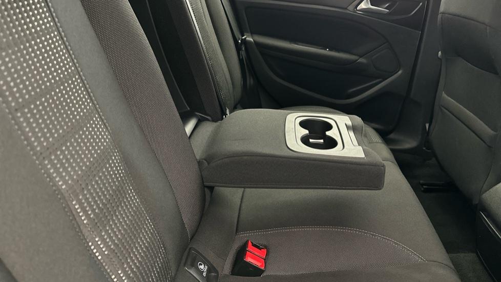 Rear Armrest/ Cup Holder