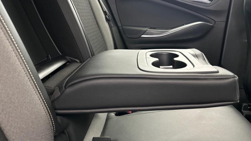 Rear Armrest/ Cup Holder