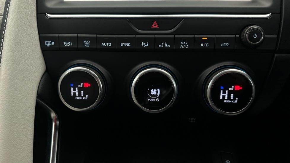 Air Conditioning /Dual Climate Control /Heated Seats 