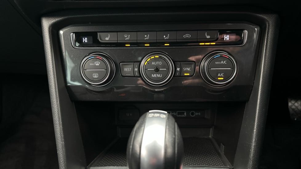 Dual Climate Control / Air Conditioning / Heated Seats 