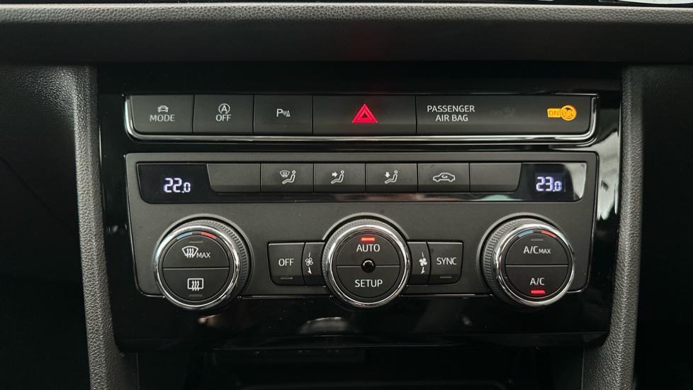 Air Conditioning /Dual Climate Control  /Auto Stop/Start 