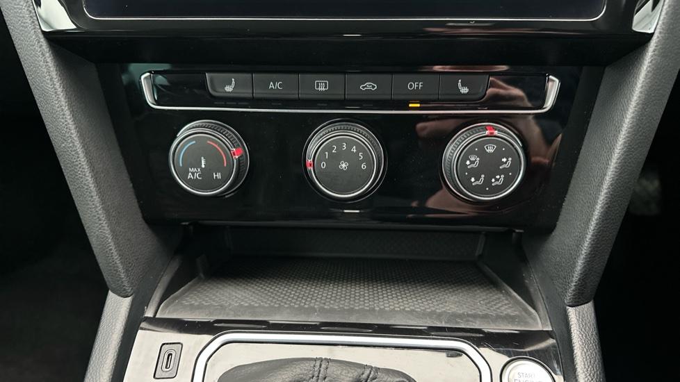 Air Conditioning / Heated Seats 