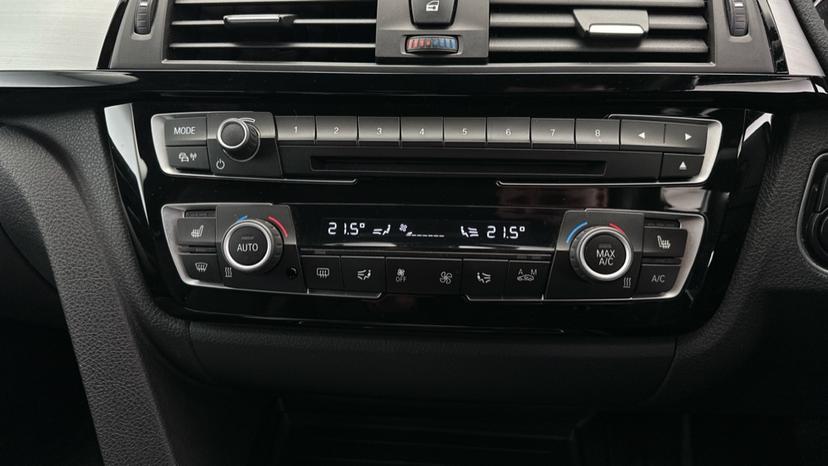 Dual Climate Control / Air Conditioning / Heated Seats 