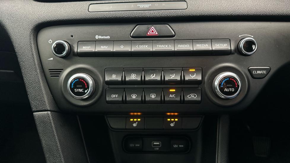 Dual Climate Control  / Air Conditioning  / Heated Seats 