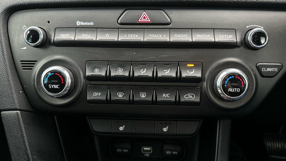 Dual Climate Control / Heated seats 