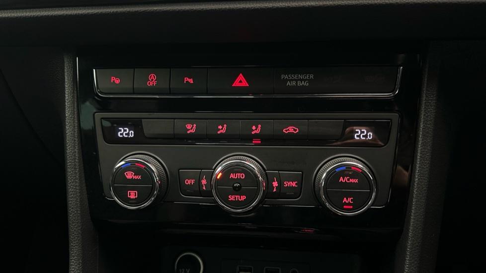 Dual Climate Control  / Air Conditioning 