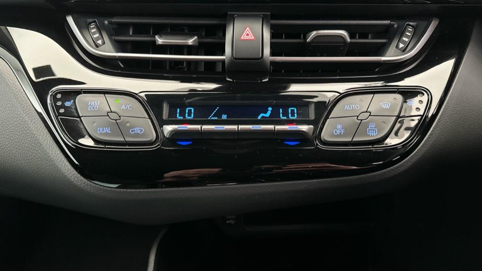 Dual Climate Control / Air Conditioning / Heated Seats 