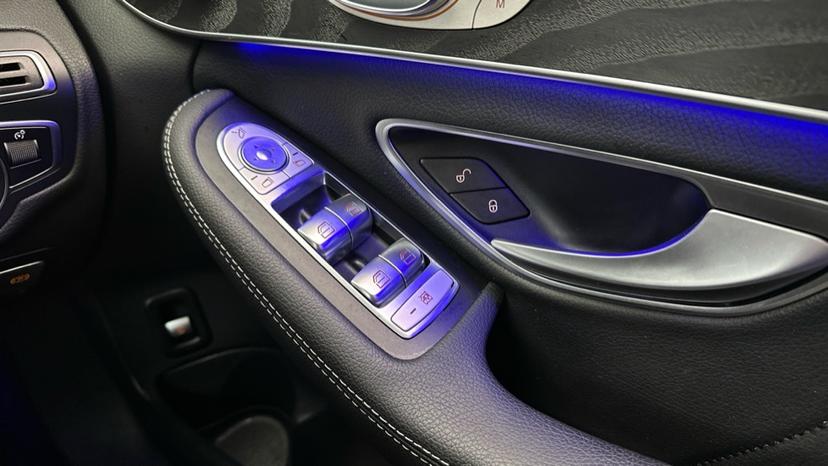 Electric Windows / Wing Mirrors /Ambient Lighting 