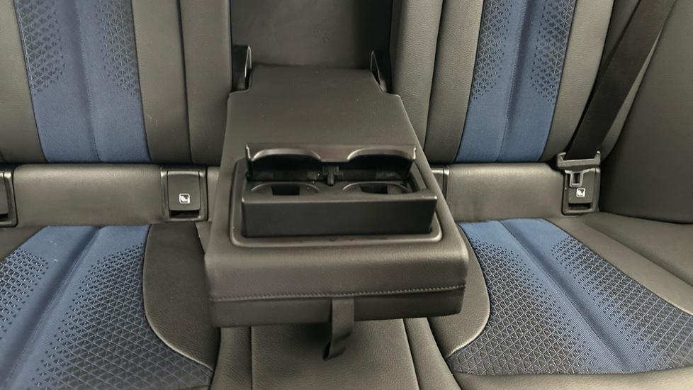 Rear Armrest/ Cup Holder