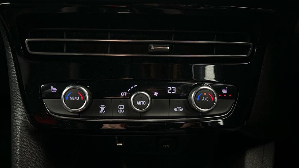 Air Conditioning / Dual Climate Control / Heated Seats 