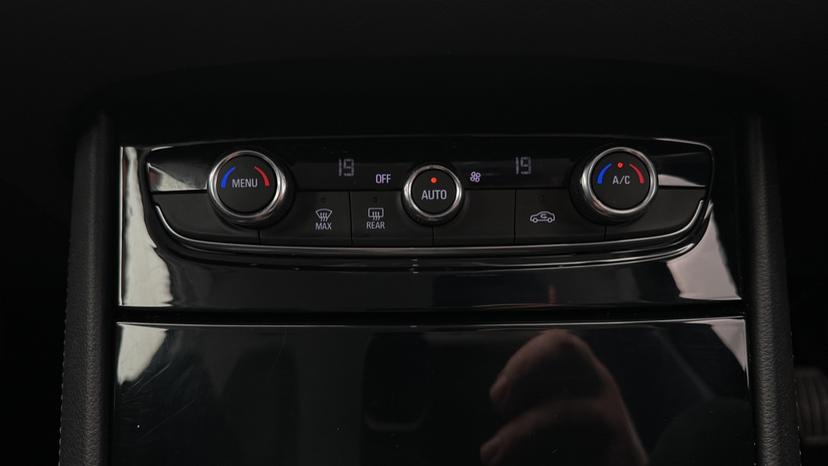 Dual Climate Control / Air Conditioning 