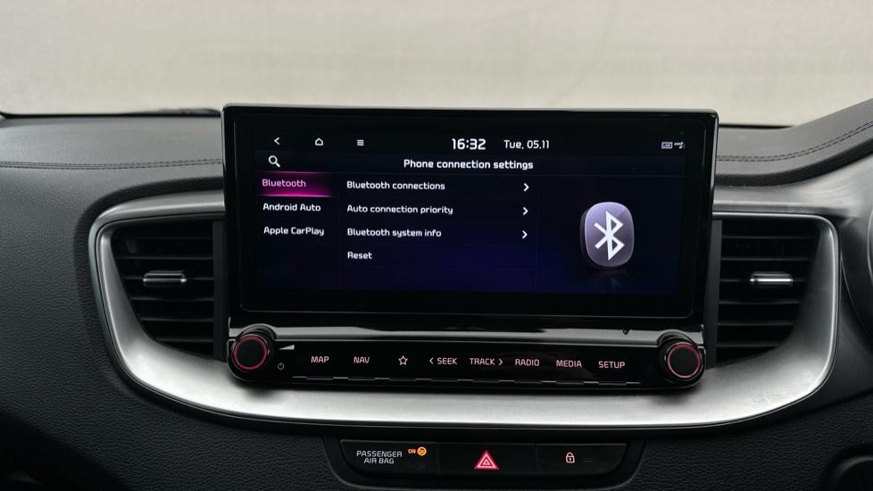 Apple CarPlay / Android Auto / Bluetooth 