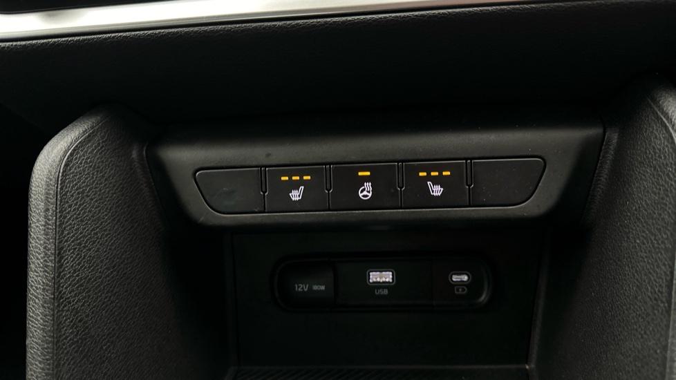 Heated steering wheel/Heated Seats 