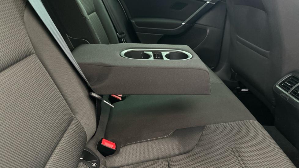 Rear Armrest/ Cup Holder