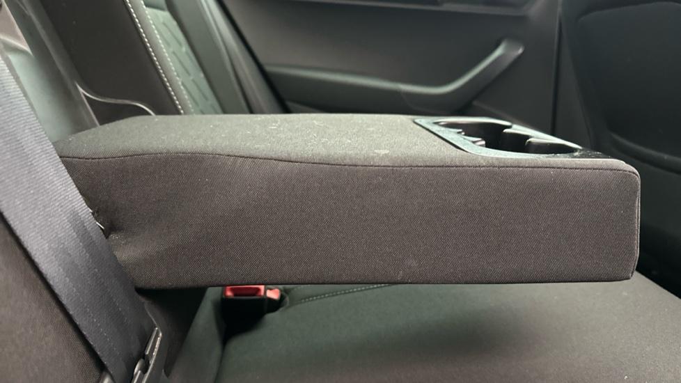 Rear Armrest/ Cup Holder