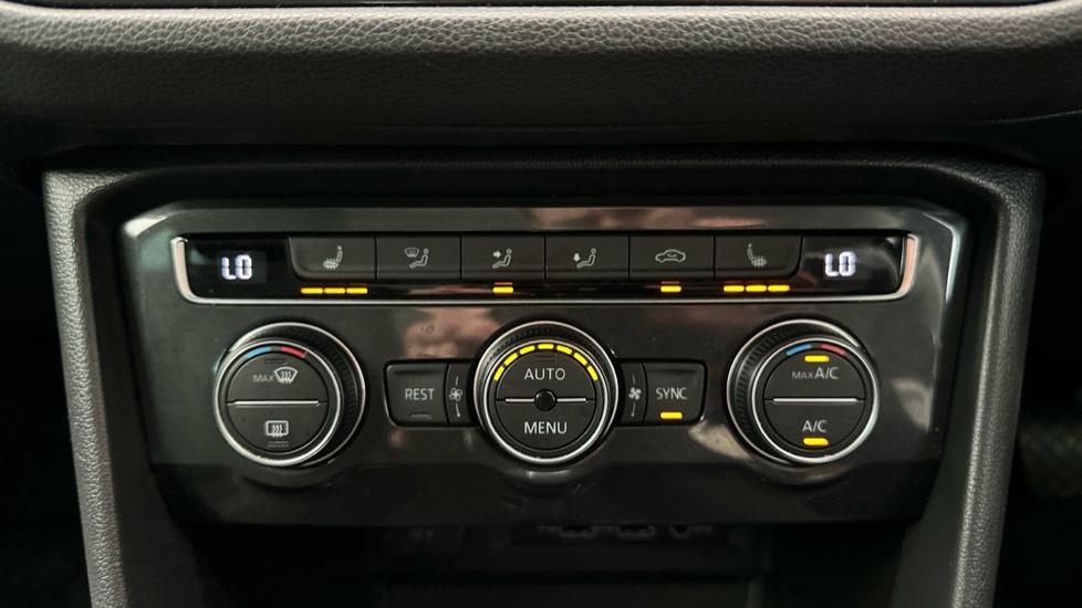 Air Conditioning /Dual Climate Control /Heated Seats 