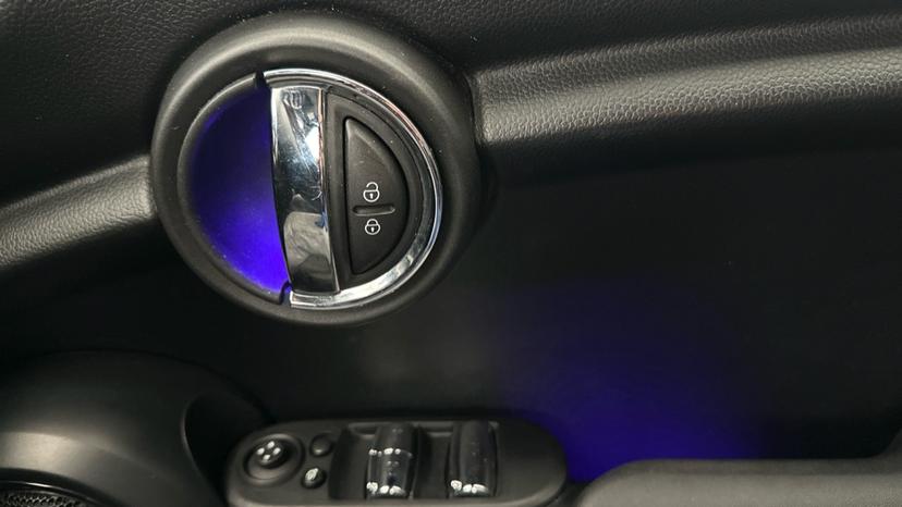 Electric Windows / Wing Mirrors/Ambient Lighting  