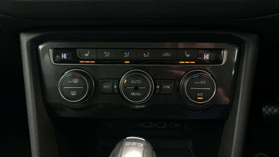 Air Conditioning /Dual Climate Control /Heated Seats 