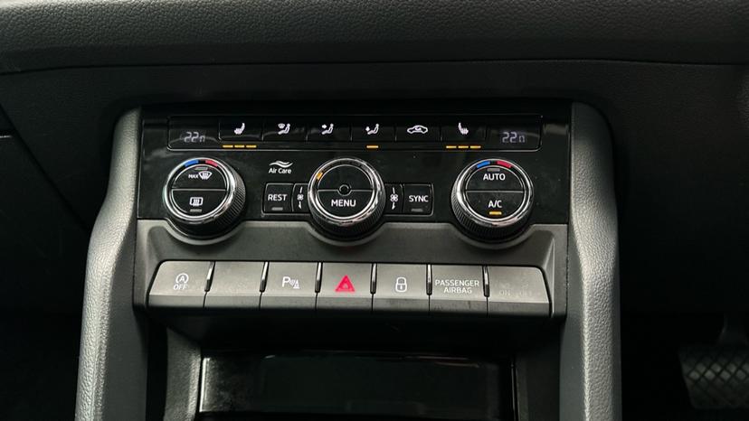 Dual Climate Control  / Air Conditioning  / Heated Seats 