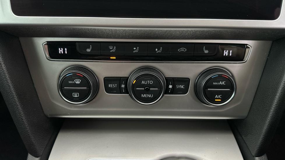 Air Conditioning /Dual Climate Control /Heated Seats 