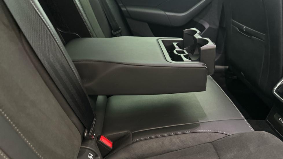 Rear Armrest/ Cup Holder