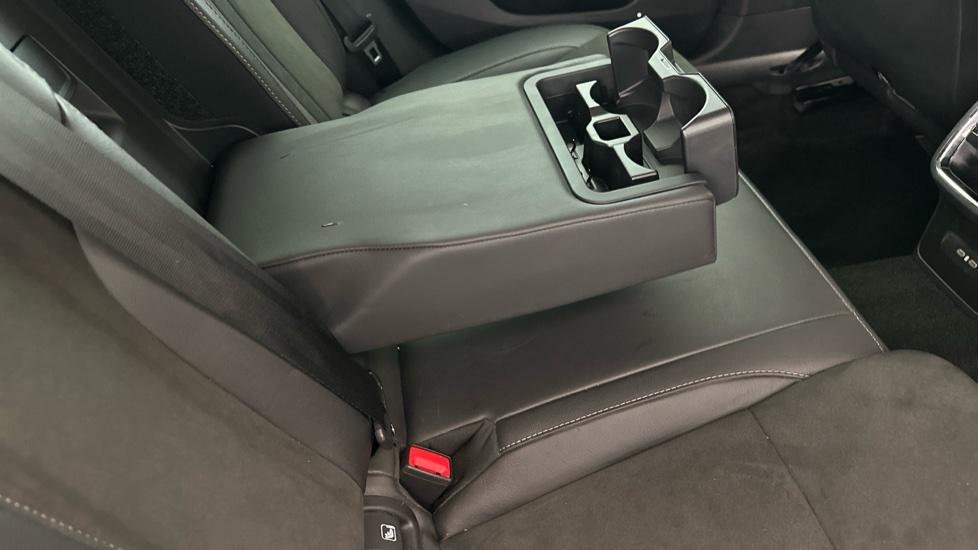 Rear Armrest/ Cup Holder