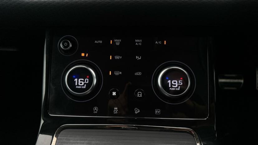 Air Conditioning / Dual Climate Control / Heated Seats 