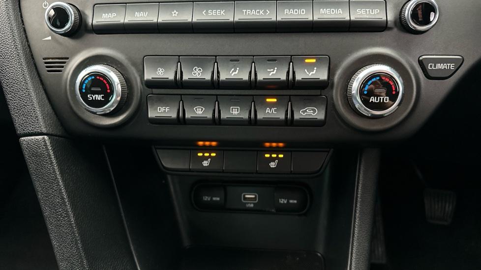 Dual Climate Control  / Air Conditioning  / Heated Seats 