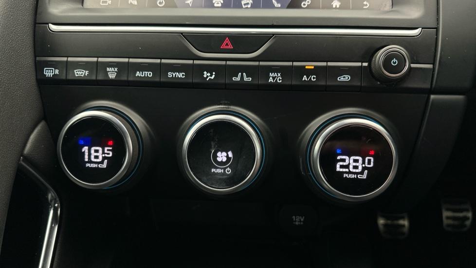 Dual Climate Control  / Air Conditioning 