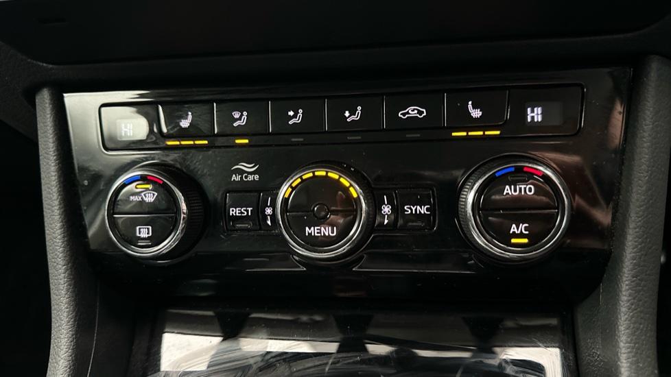 Air Conditioning /Dual Climate Control /Heated Seats 