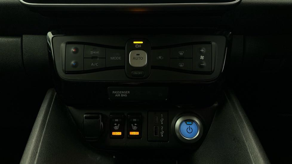 Air Conditioning / Heated Seats 