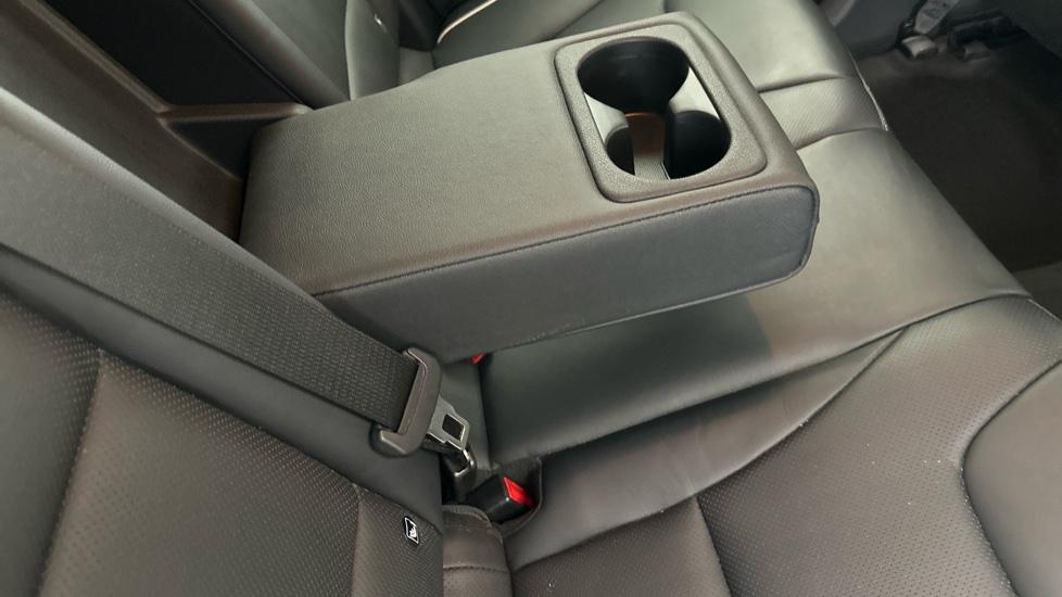 Rear Armrest/ Cup Holder