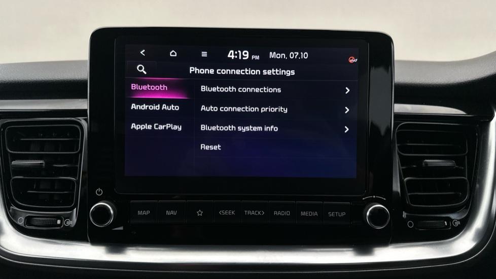 Bluetooth / Apple CarPlay / Android Auto 