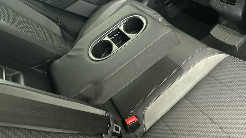 Rear Armrest/ Cup Holder