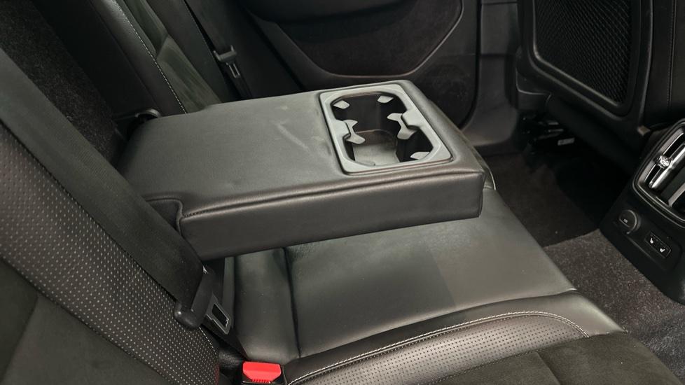 Rear Armrest/ Cup Holder